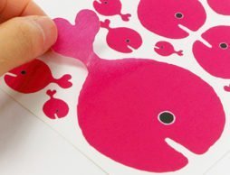 「きんぎょがにげた。どこににげた？」 好きなところに貼れちゃうマスキングシール！