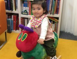 アンちゃん、はらぺこあおむしロッキングに乗ってみました！