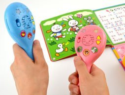 これは絵本？楽器？ とにかくノリノリになっちゃう「ポカポカフレンズのリズム絵本」♪
