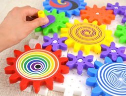 【入園・入学・進級フェア】うまく噛み合わせると、全てのギアが動き出す！興奮のおもちゃ「カラフルギアー」