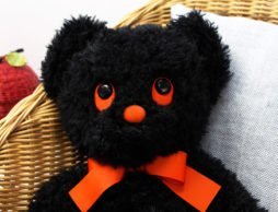 読書が大好き！ フワフワ、モコモコ、赤いおめめの「ブラックベア」