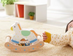 あかちゃん大好き！やさしい音のカランコロン木馬♪