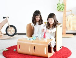 コロッと転がし組み合わせて！使い方は無限大のキッズインテリア「コロコロチェア＆デスク」
