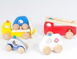 子どもの好きなくるまが勢ぞろい！ボーネルンド木の遊び道具