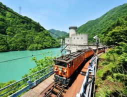 【news】4月20日からトロッコの運行開始！GWは家族そろって新緑の黒部峡谷へ