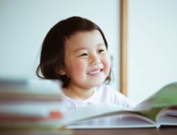 小学生の夏休みの読書感想文に関する調査では、ママが「本選び」から手伝う！？