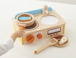 フライパンをコンロの上でゆすると…ジュージューくるりん！不思議なおもちゃで遊んで学ぼう！