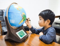 家事が忙しいときも大助かり！ 子どもが一人で学習する習慣が身につく「未来型地球儀」