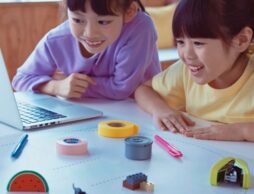 「できた！」の喜びが自信にも。絵本とキューブ型ロボットで身に付けるプログラミング的思考