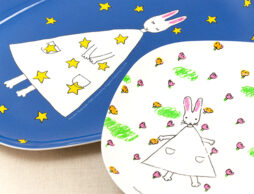 【絵本ナビ限定】 お花畑？ お星さま？ どっちのお皿を使おうかな♪ たまらなく可愛い『わたしのワンピース』メラミントレー2枚セット！