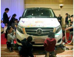 【ヤナセ×絵本ナビ】メルセデスベンツ車にお絵かき イベントを開催