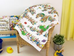 【絵本ナビ限定商品　あそべる絵本マルチタオル企画】絵本の世界で遊べるタオル！第５弾は…「めいろタオル」