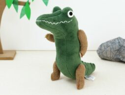 颯爽と立って歩く姿がまぶしく、でも愛嬌のあるワニ「コーネリアス」がぬいぐるみに…！