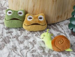 「がまくんとかえるくん」のもとへやってきたのは…？ ぬいぐるみバッジ＆マスコットも登場です