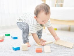 1歳児におすすめの室内遊び10選！ 保育のねらいや雨の日に使えるアイデアを紹介