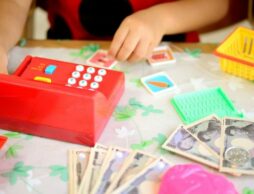 3歳児ができる室内遊びは？発育・発達の目安や遊びのねらいも解説