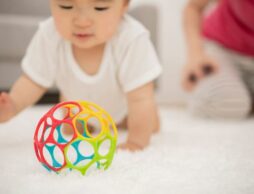 0歳児向けの室内遊びは？ 雨の日でも楽しめるアイデアと注意点を解説