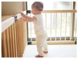 つかまり立ちはいつから？始まる時期や練習方法、便利なグッズを紹介