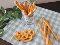 【子どもと作るレシピ】トマトがもっと好きになる！サクサク食感で噛む力も育む「トマトのスティックプレッツェル」