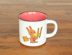 「どうぞ」にこめられた優しさは…ロングセラー絵本マグカップの最新作は絵本『どうぞのいす』！